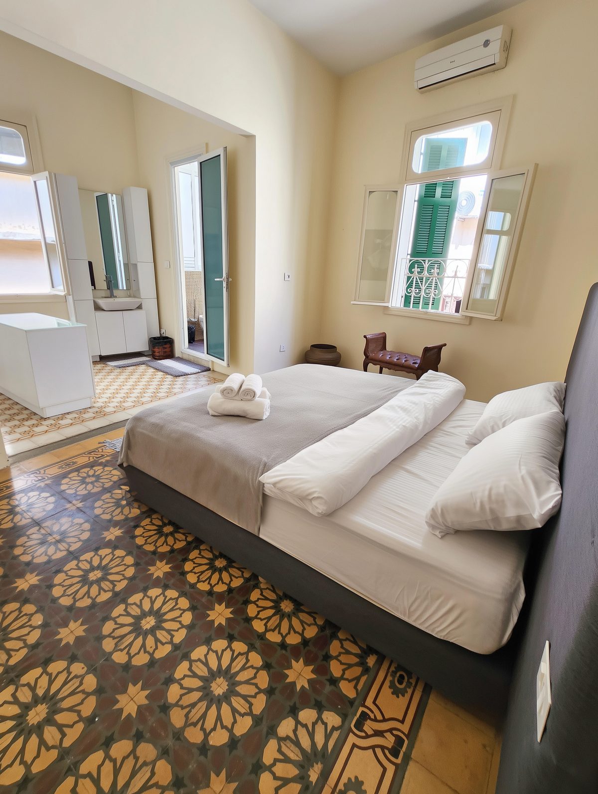 Gemmayze Terrace bedroom