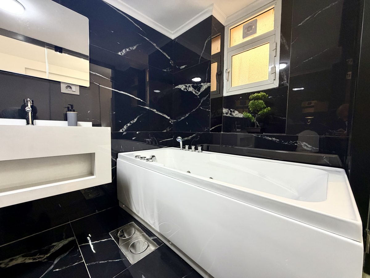 Studio 102 jacuzzi bathroom
